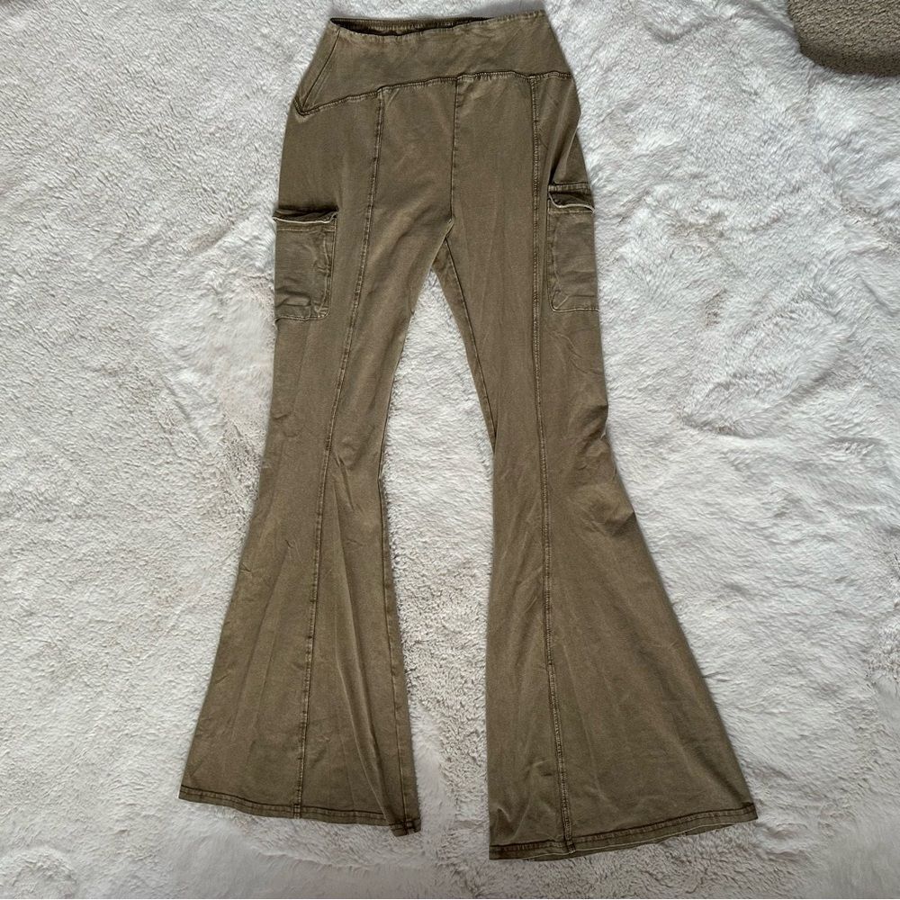 Urban outfitters out from under light army green cargo pocket flare leggings🐚